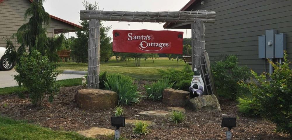 Santa's-Cottages-Sign.jpg